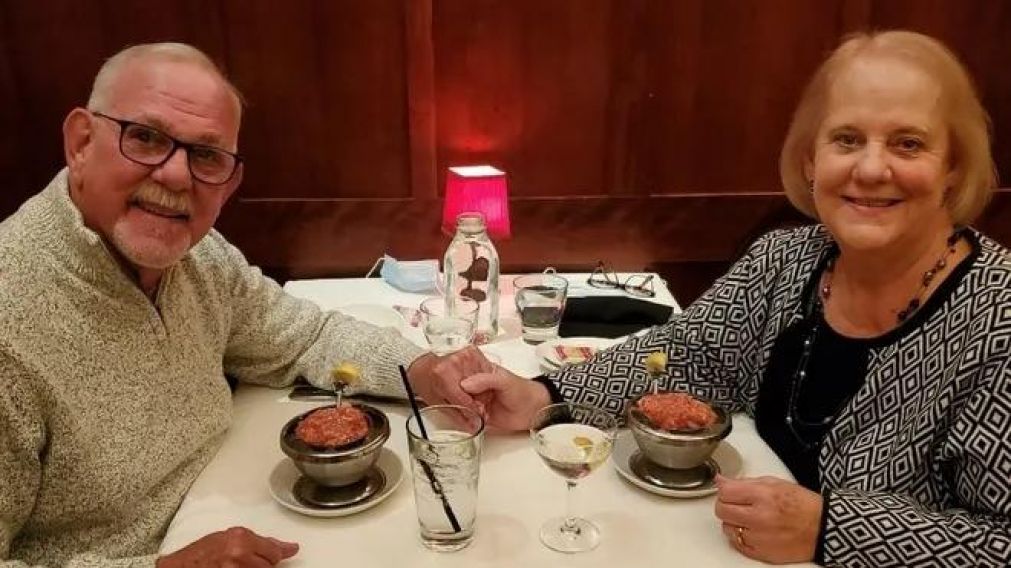Joe y Donna, que se casaron 50 años después de terminar su relación, emocionan al mundo con su historia de amor.