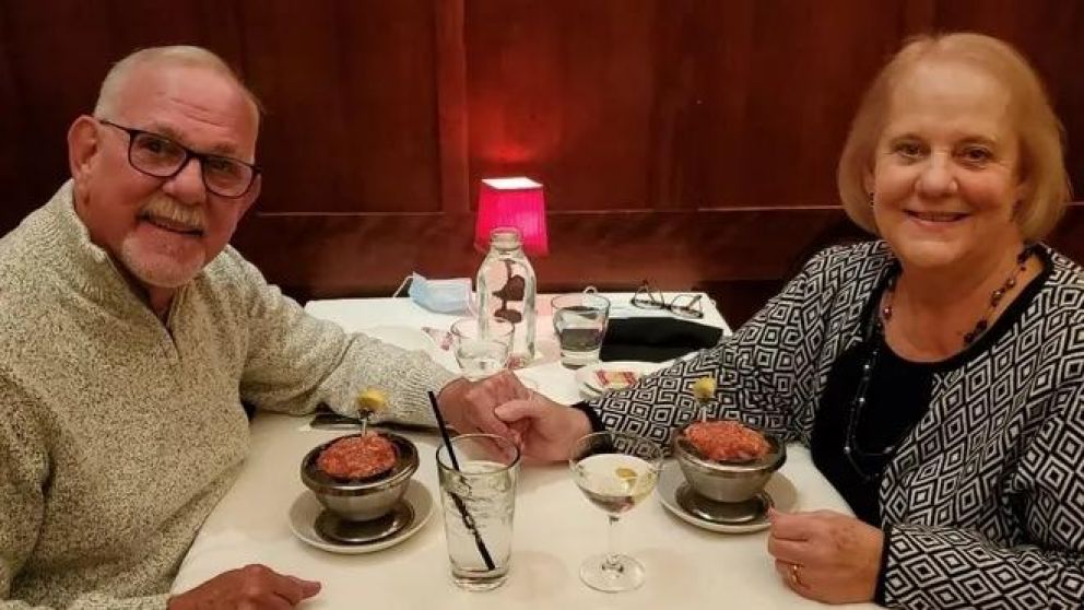 Joe y Donna, que se casaron 50 años después de terminar su relación, emocionan al mundo con su historia de amor.