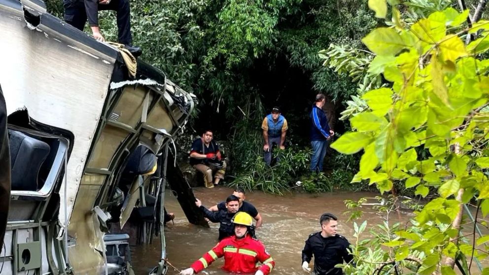 Tras el choque, el ómnibus cayó al cauce del arroyo Yazá, en Misiones.