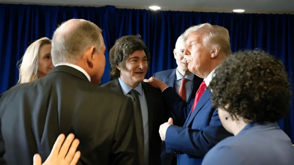 Javier Milei parte este miércoles a Miami y podría coincidir en un foro con Donald Trump.