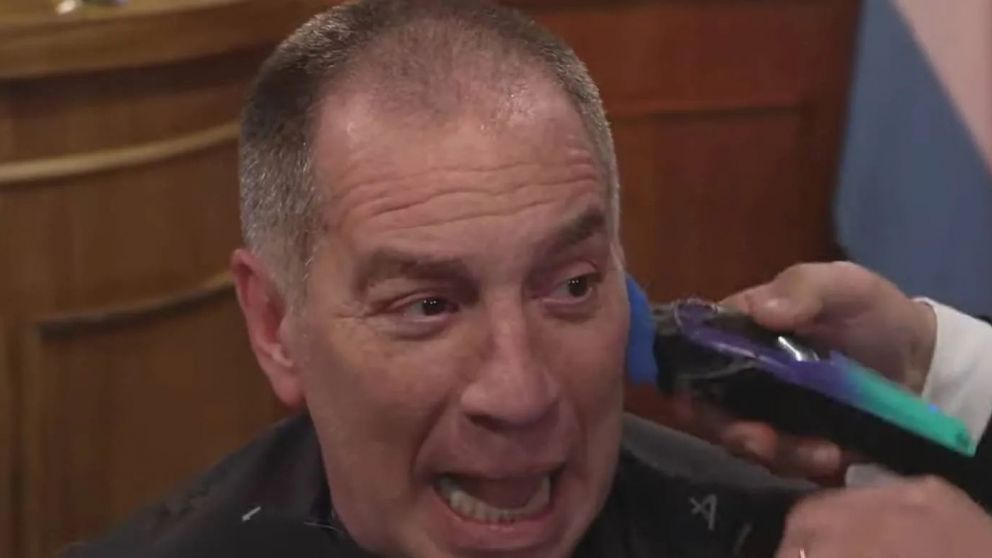 Diego Santilli cumplió su promesa de campaña y se rapó (Imagen captura de video).