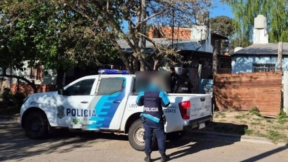 Los policías realizan varias diligencias para apresar al criminal.