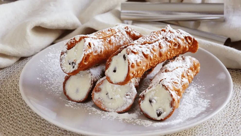 Cómo hacer cannolis italianos, una receta que combina una textura crocante con un relleno bien cremoso.