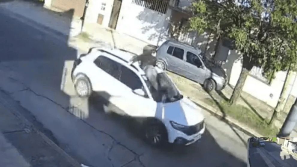 Una conductora discutió con un hombre por un choque y lo llevó arriba del capot por varias cuadras (Imagen captura vídeo).