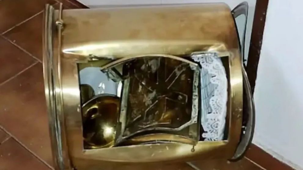 Despreciable robo y profanación a una iglesia de Córdoba (Carlos Paz en vivo).
