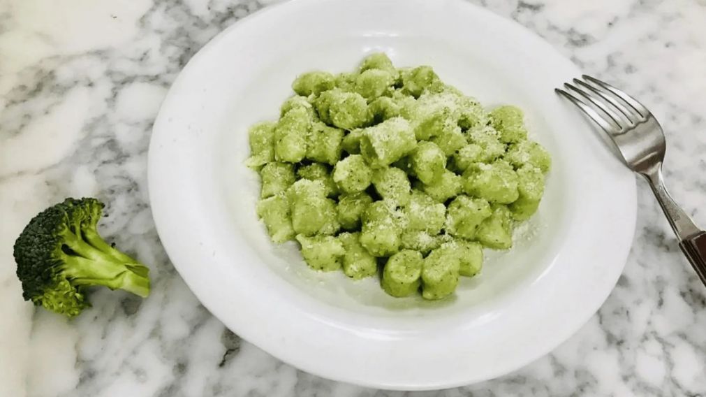 Los ñoquis de brócoli son una alternativa saludable y original que combina textura suave, color vibrante y un sabor único.