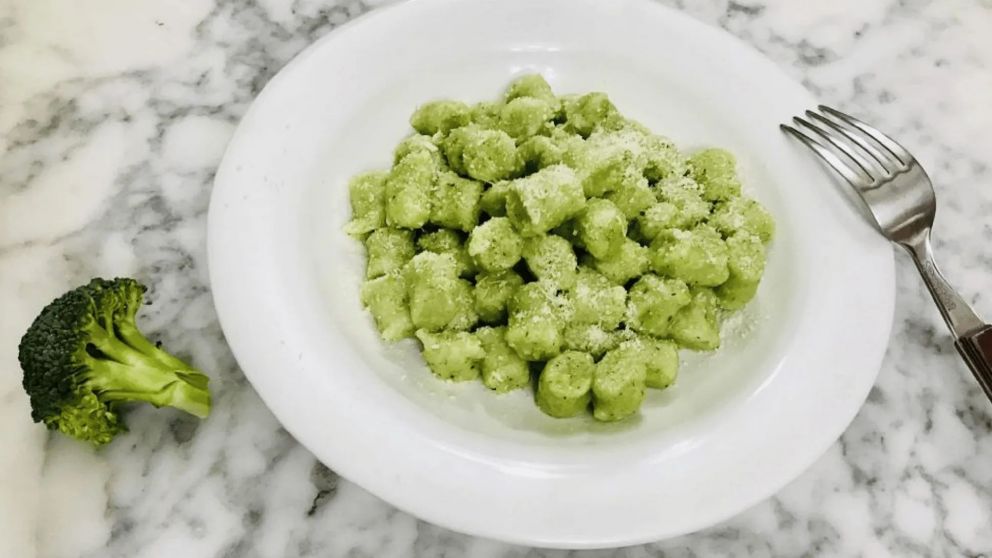 Los ñoquis de brócoli son una alternativa saludable y original que combina textura suave, color vibrante y un sabor único.