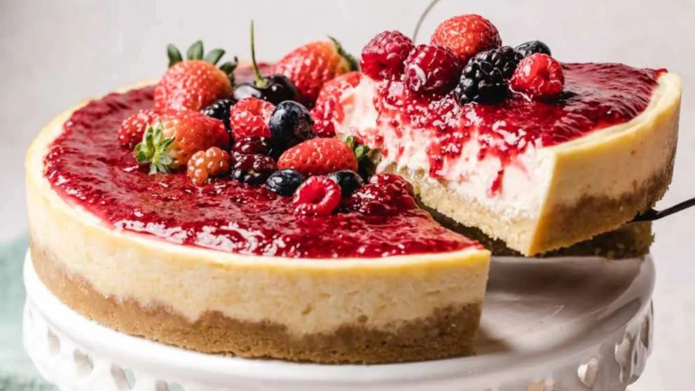 Receta fácil para preparar un exquisito cheesecake de frutos rojos sin horno.