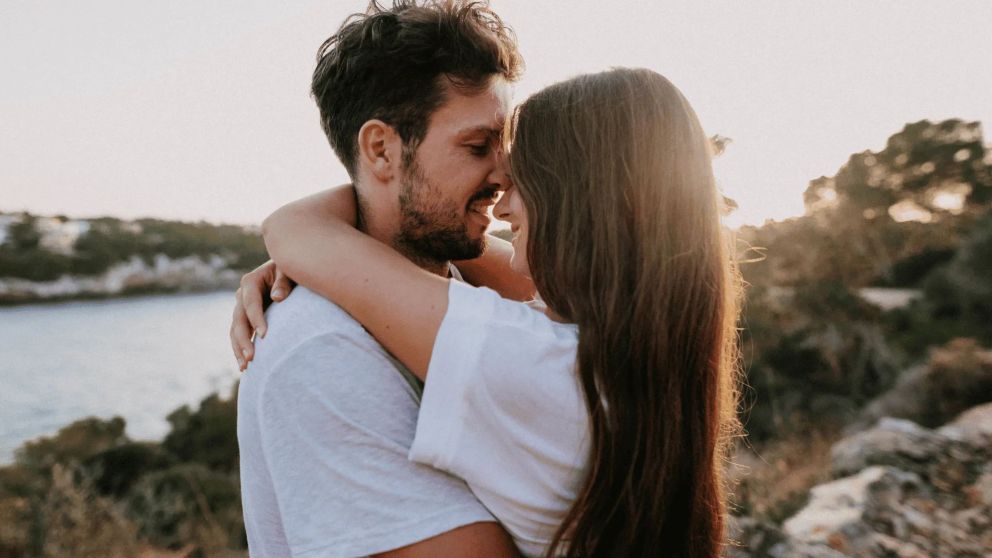Los signos que vivirán un amor verdadero en noviembre 2025: destino, conexión y magia en el aire