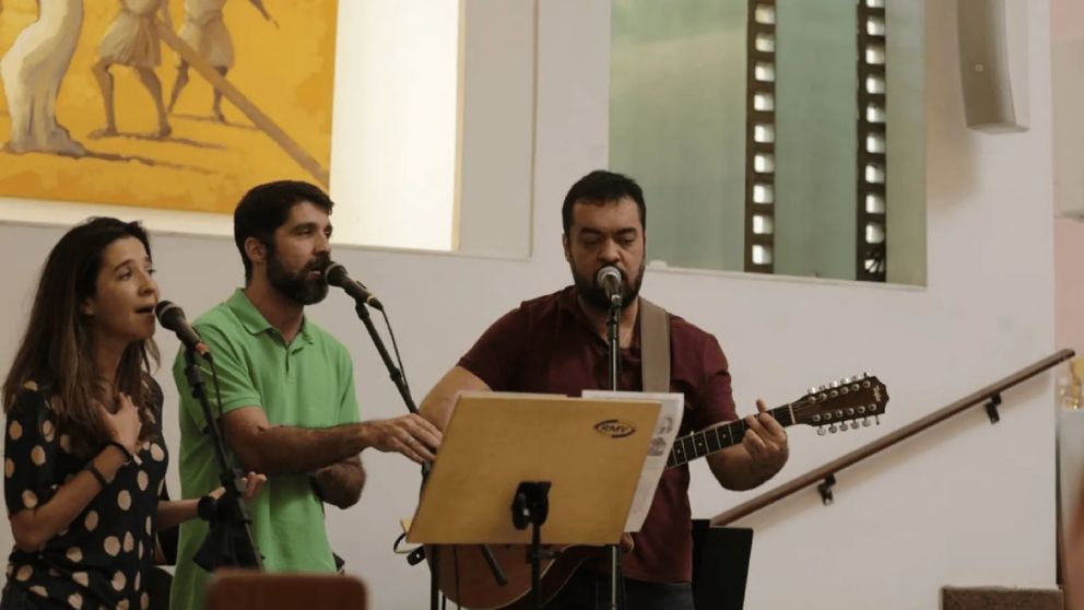 Claudio Castro el cantante y gobernador de Río de Janeiro.