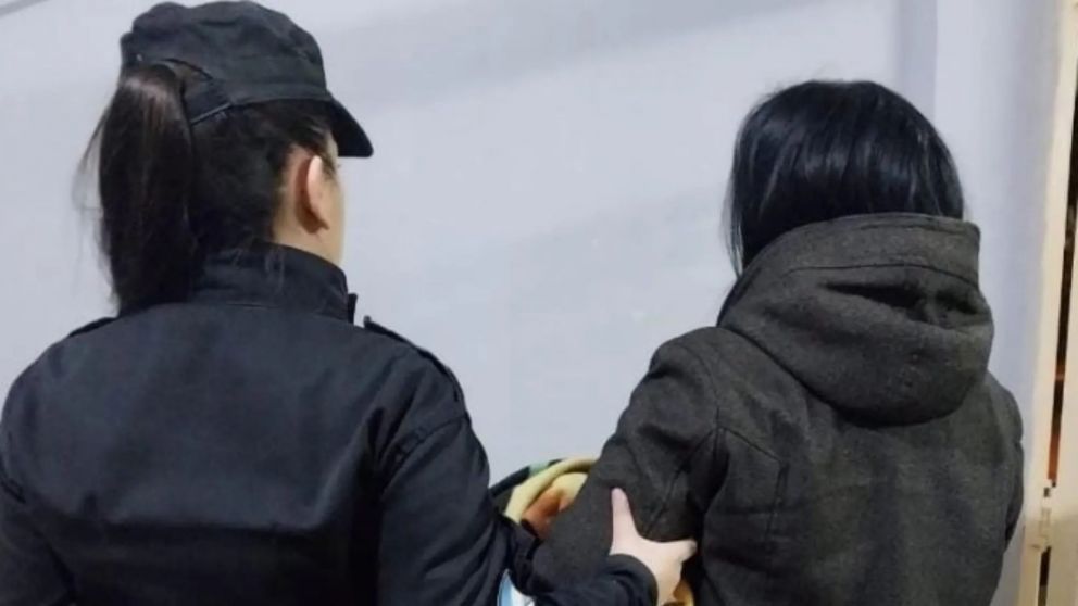 La sospechosa, de 39 años, resultó aprehendida por las autoridades policiales.