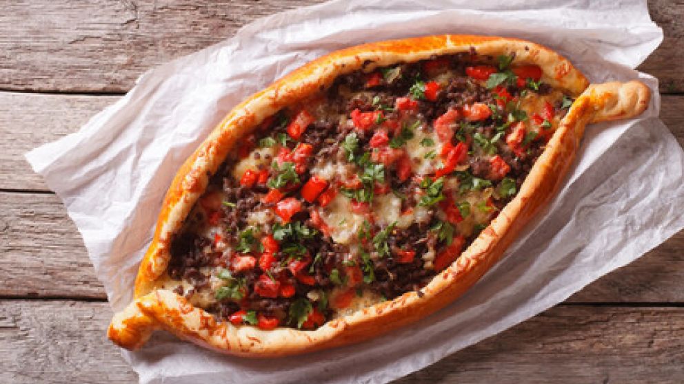 Cómo preparar "pide relleno": La pizza turca con forma de "barquito" que se adapta a todos los ingredientes