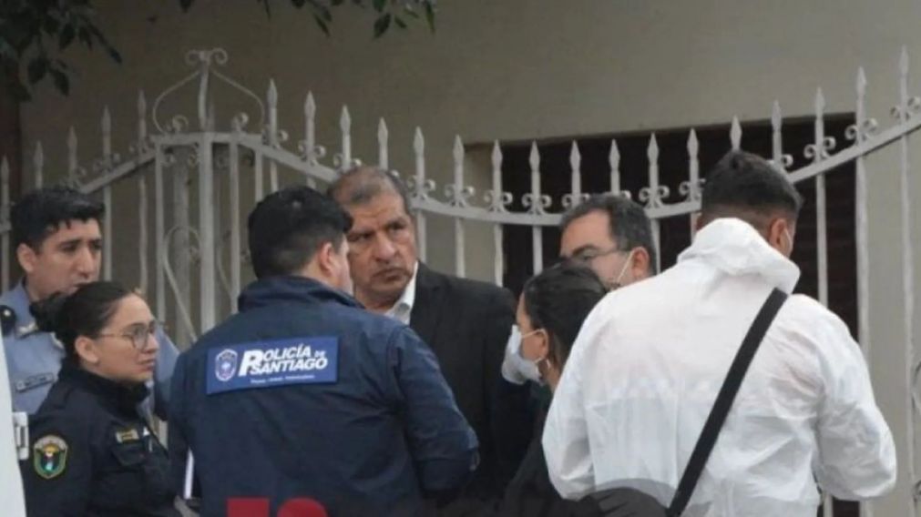 Los peritos y la policía trabajando en el lugar.