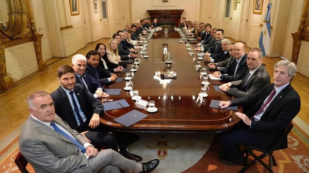 Javier Milei con los gobernadores y su Gabinete en la Casa Rosada.