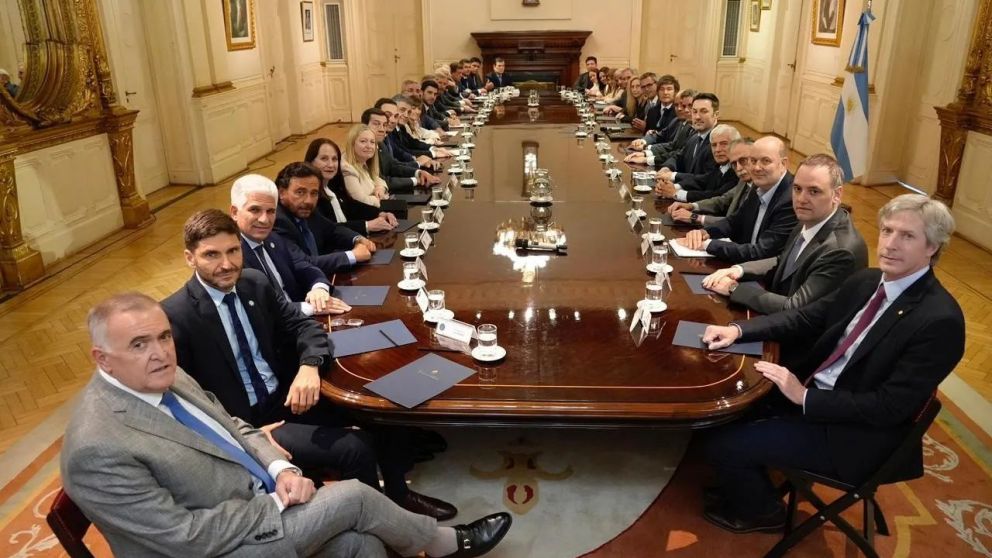 Javier Milei con los gobernadores y su Gabinete en la Casa Rosada.