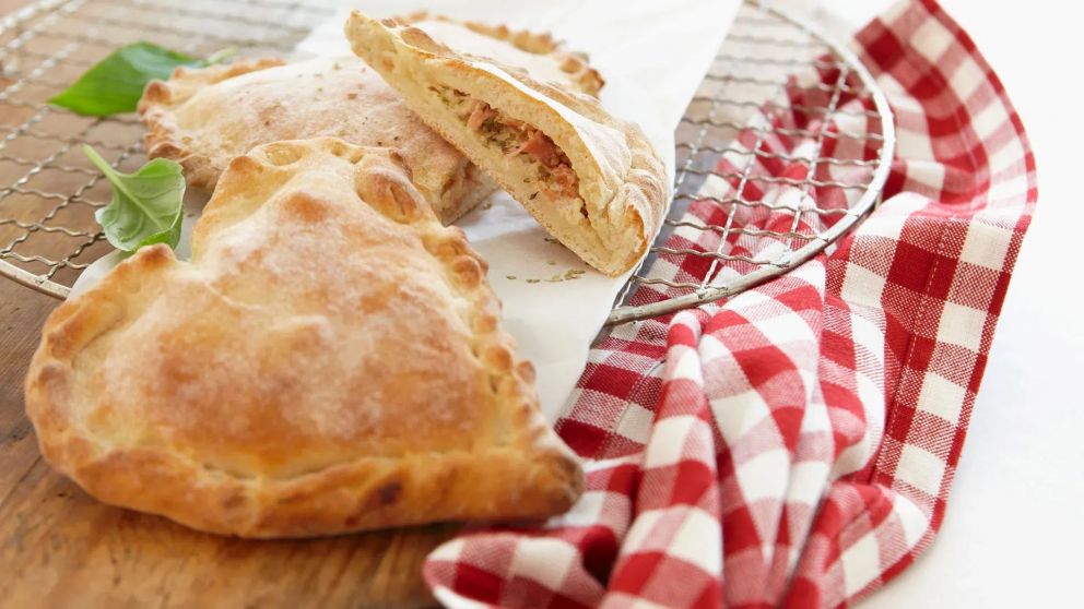 La receta italiana que triunfa en la hora de la cena: prepará un calzone de carne y queso delicioso.