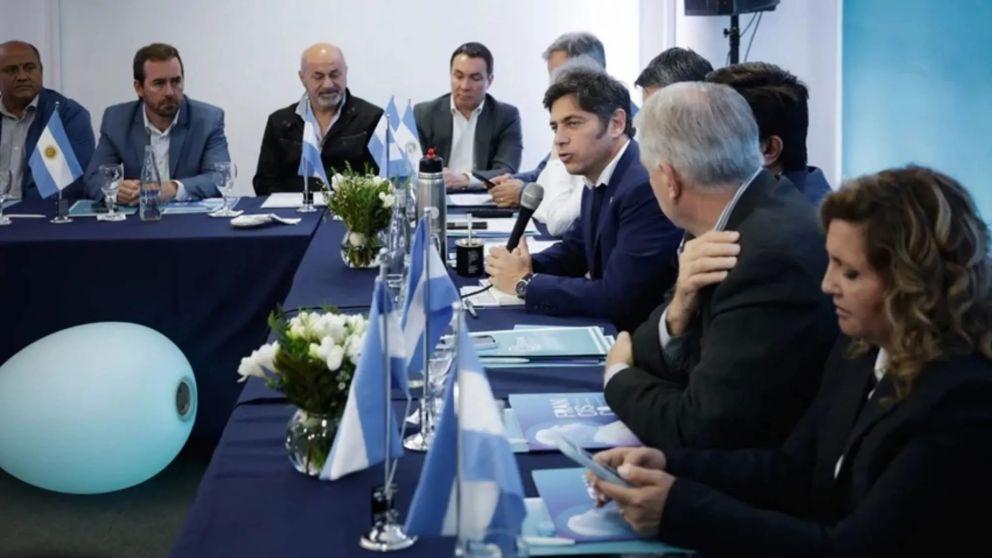 Axel Kicillof mantuvo un encuentro con intendentes, tras las elecciones legislativas, para una "reunión de trabajo"