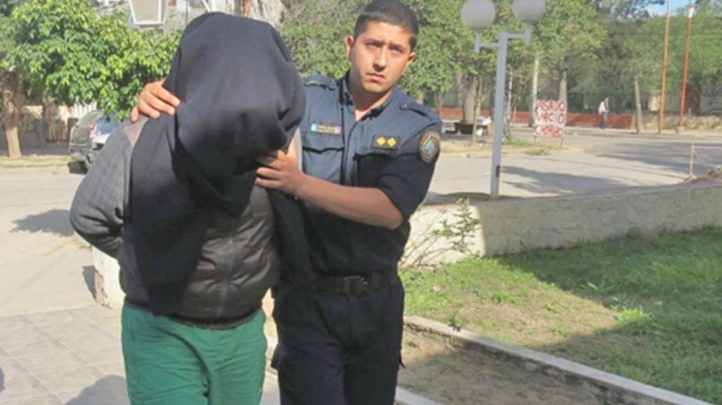 Su hija tenía gusanos en la cabeza, pero echó a la enfermera que la atendía y amenazó con matar a su familia
