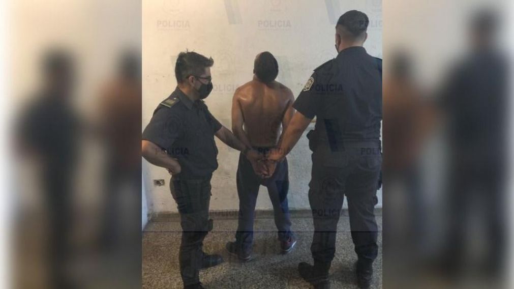 Auge, al momento de llegar a la comisaría (gentileza El Día)