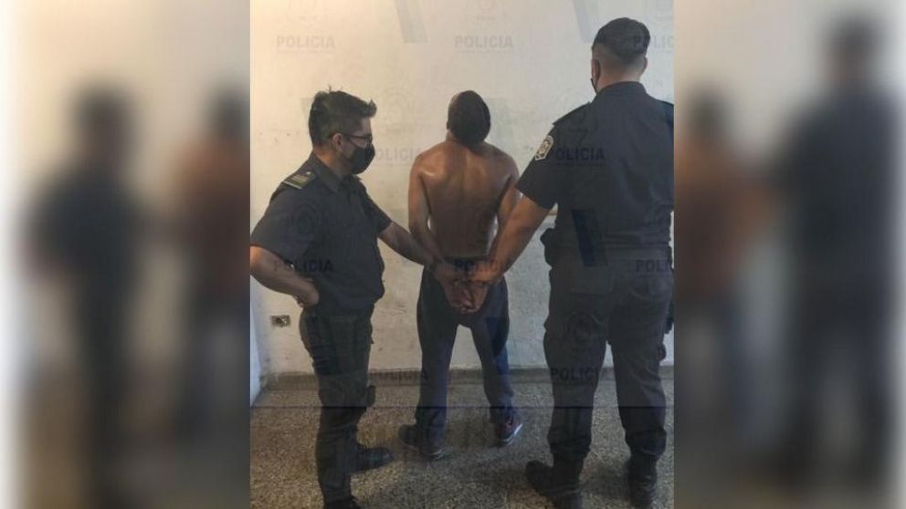 Auge, al momento de llegar a la comisaría (gentileza El Día)