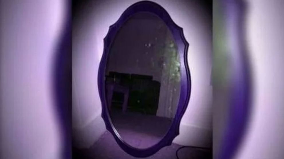 El médium psíquico Ian Griffiths compró el espejo en una tienda de antigüedades en el Reino Unido.