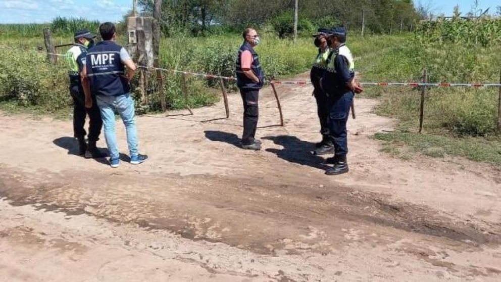 Dijo que su familia estaba embrujada: colgó al hijo, prendió fuego la casa y se ahorcó.