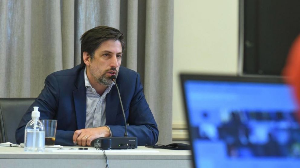 Nicolás Trotta presentó la denuncia contra el gobierno de Mauricio Macri a la Oficina de Anticorrupción.