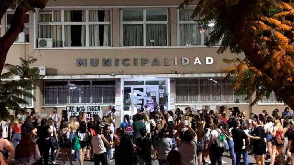 Organizaciones feministas se concentraron frente a la Municipalidad para exigir justicia (El Ciudadano).