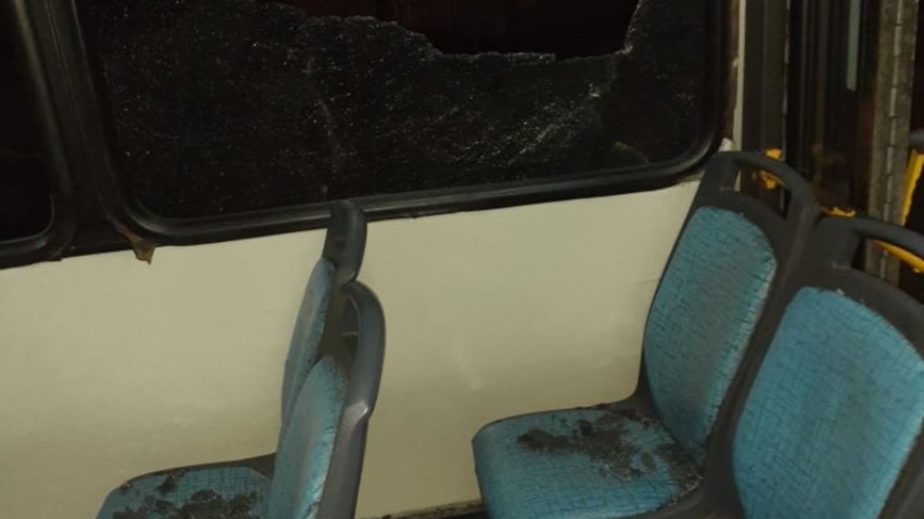 Los vidrios de la ventanilla destrozada por el sujeto quedaron sobre los asientos del colectivo.