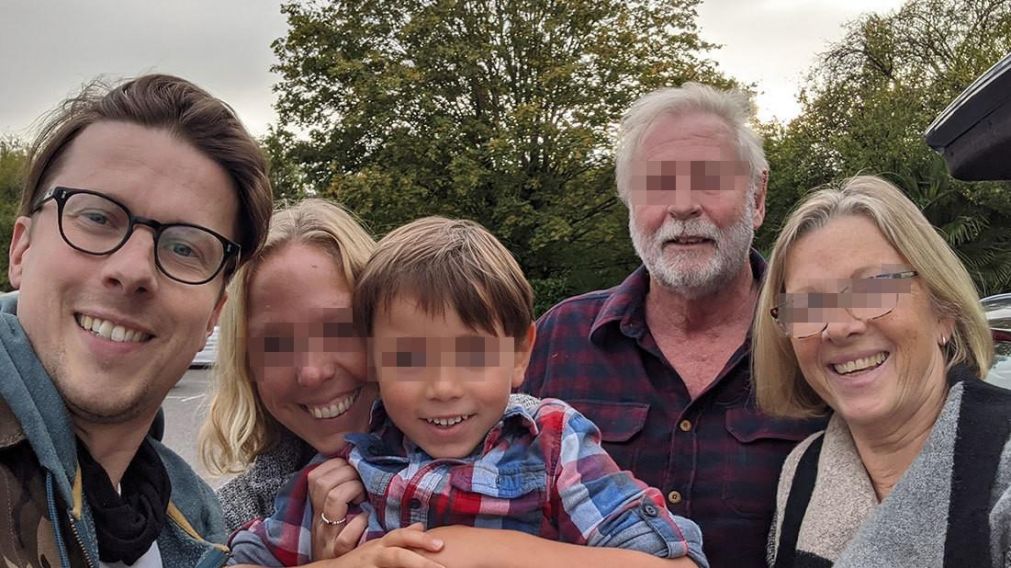 Jonno junto a su verdadera familia.
