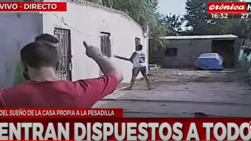 Vecinos rompieron toda la vivienda del presunto estafador (Captura de Pantalla).