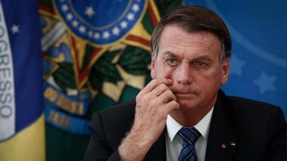 El mandatario brasileño, Jair Bolsonaro, tildó de 'idiotas' a quienes le piden que compre más vacunas.