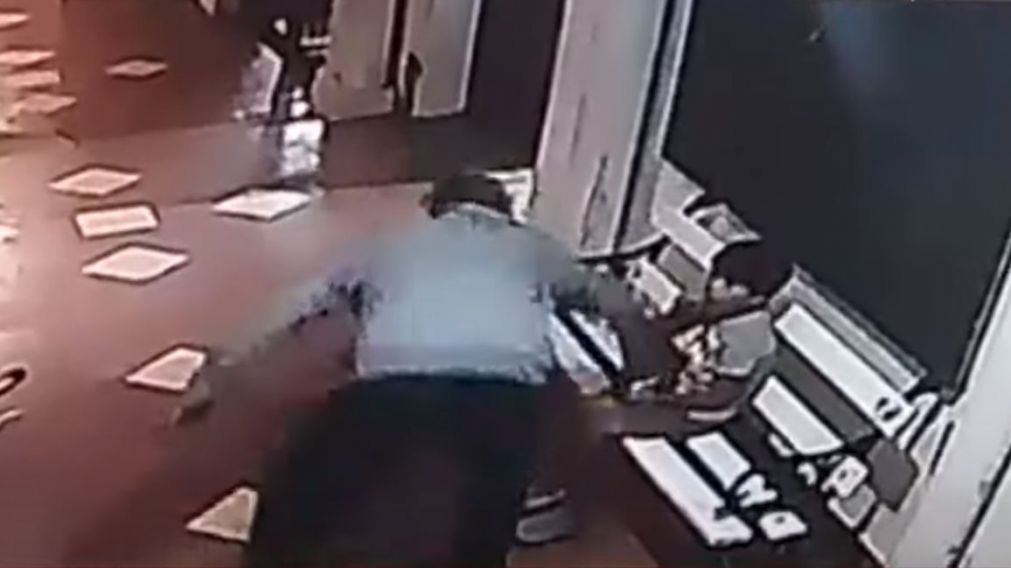 El momento en el que el ladrón le roba el celular al nene dentro de la parroquia.