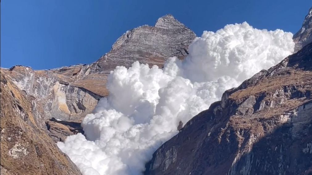 Arriesgaron su vida para filmar de cerca una avalancha de nieve: mirá el video
