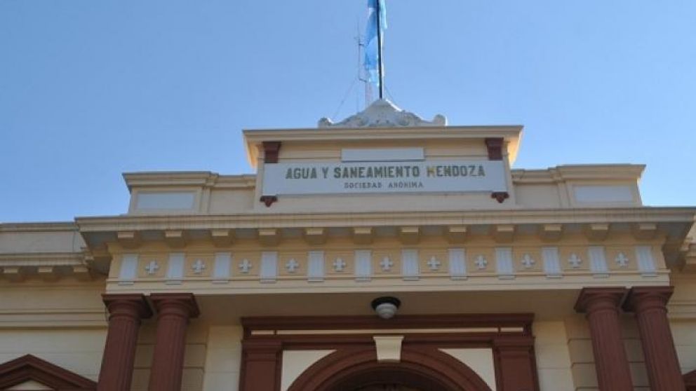 Cansado de los cortes de agua, fue a protestar a la empresa en calzoncillos
