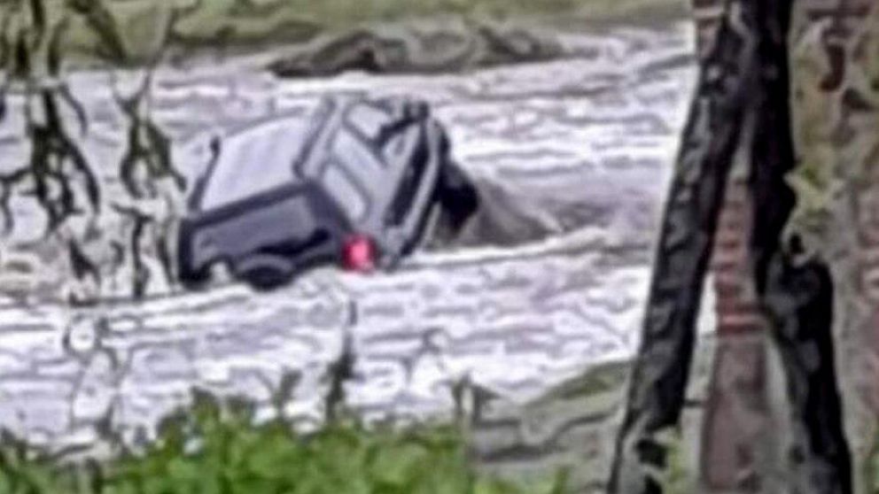 La camioneta quedó atrapada entre dos piedras.