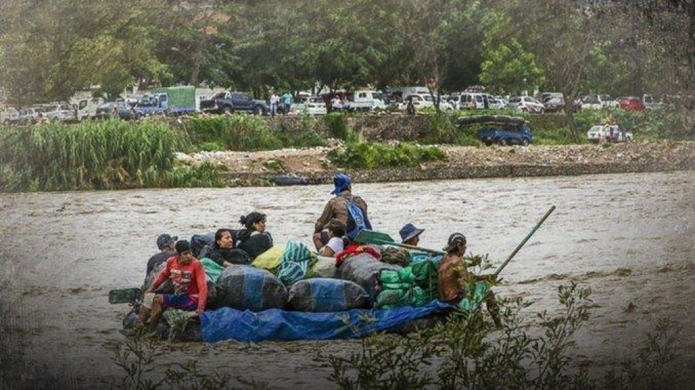 El gomón con las 20 personas se se hundió al pincharse contra una rama.