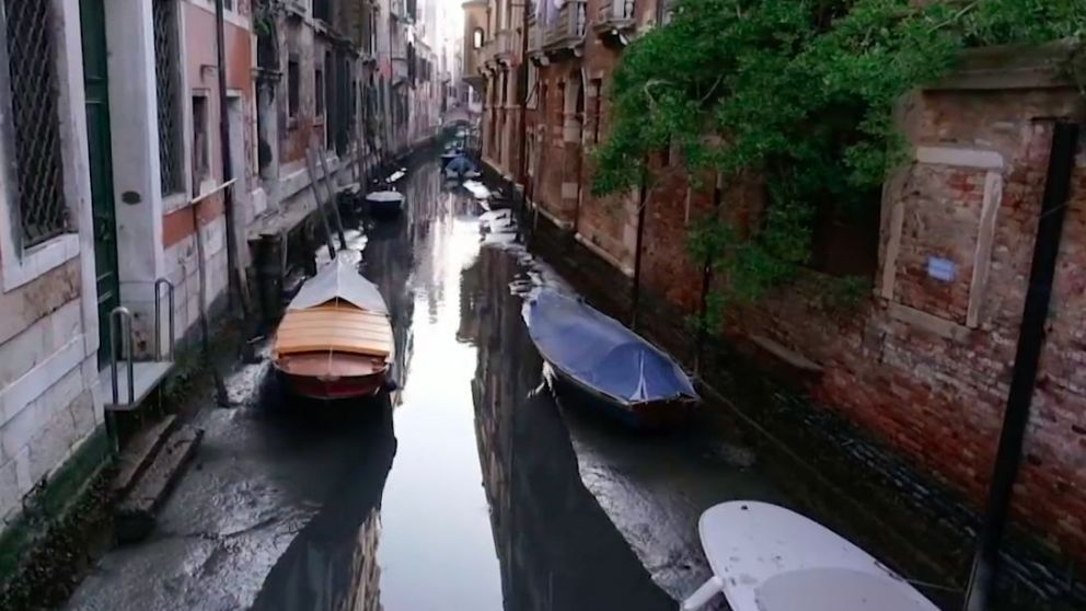 La disminución del nivel del agua provocó que muchas góndolas abandonen su actividad. (captura video)
