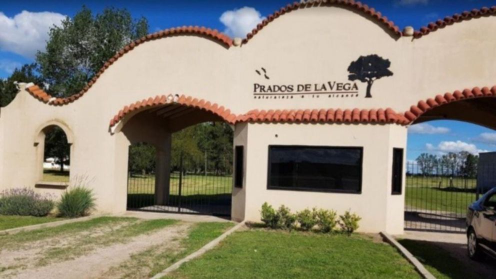 Tres delincuentes entraron en la casa que un funcionario platense tiene en un club de campo para robarle.