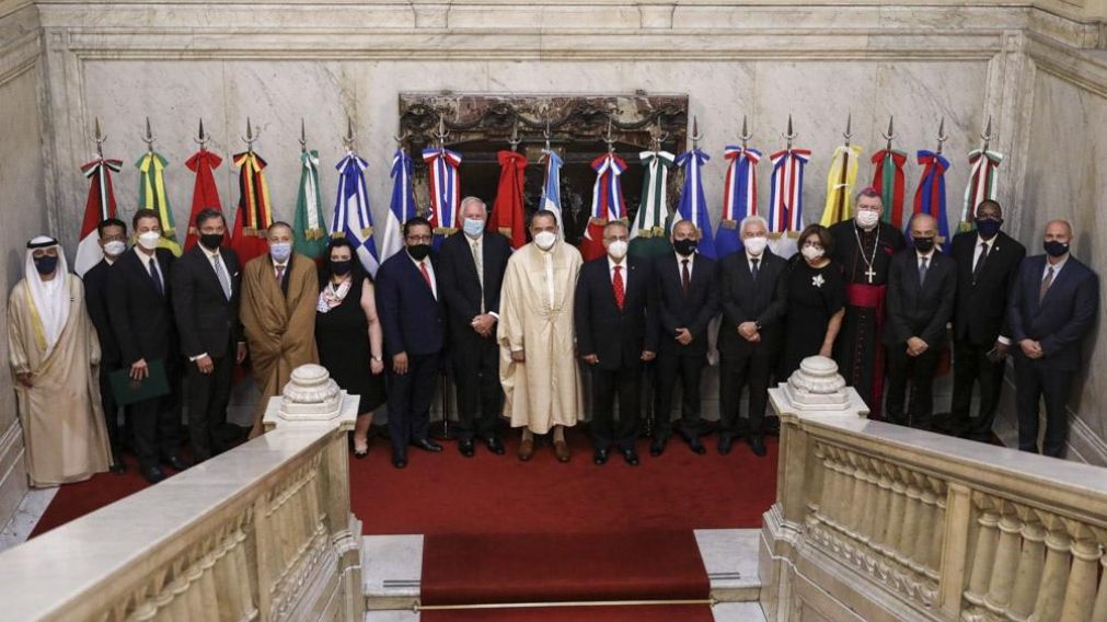 El presidente estuvo acompañado por el canciller Felipe Solá en la ceremonia de bienvenida a los 18 embajadores extranjeros. (Télam)