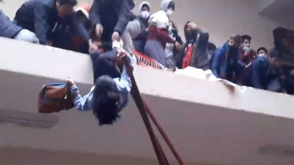 Estudiante a punto de caer tras romperse barandal de UPEA (Captura de pantalla).
