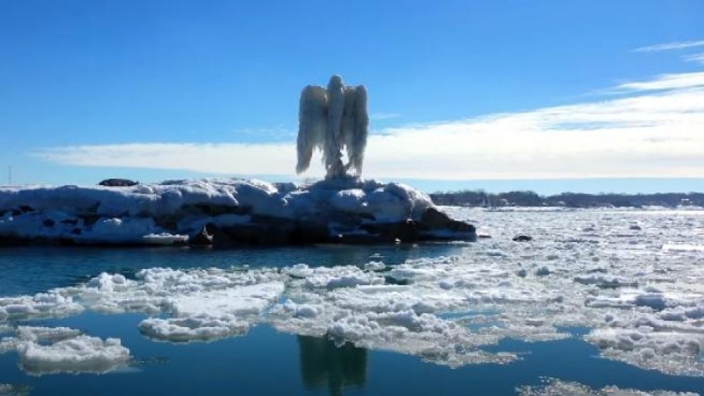 Un ángel de hielo apareció en la ciudad de Michigan, Estados Unidos.