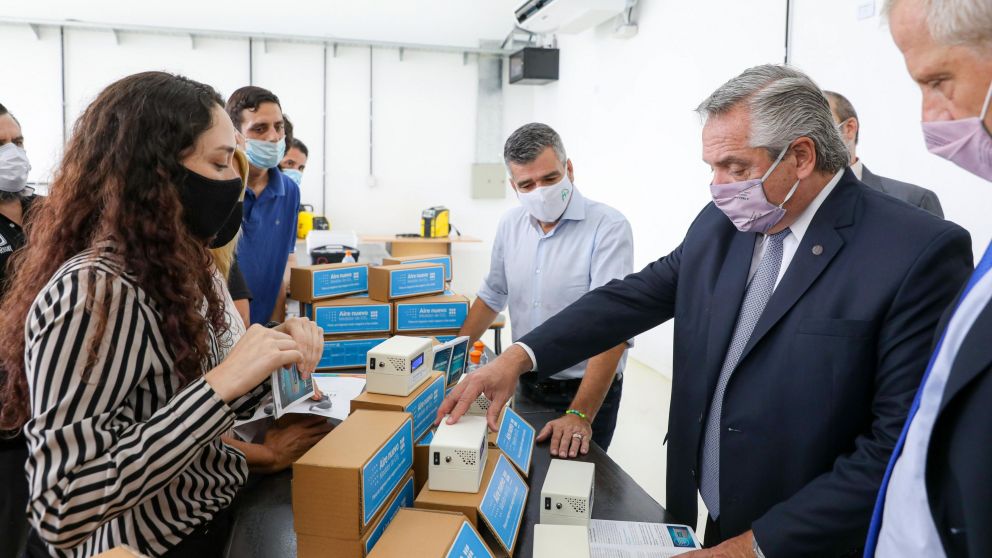 El presidente conoció el taller de medidores de dióxido de carbono (CO2) 'Aire Nuevo' de la Universidad Nacional de Hurligham. (Télam)