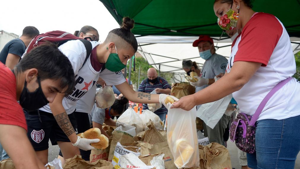 Se repartieron 1000 kilos de pan en Plaza Miserere (Fernando Pérez Re/Crónica).