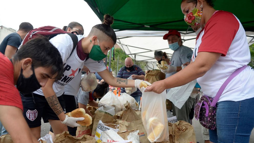 Se repartieron 1000 kilos de pan en Plaza Miserere (Fernando P�rez Re/Cr�nica).