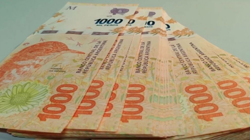 Todos estos billetes para la afortunada trabajadora.
