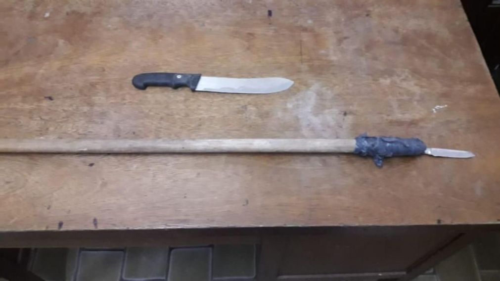 La policía le secuestró dos armas cortantes al joven agresor en Tolosa.