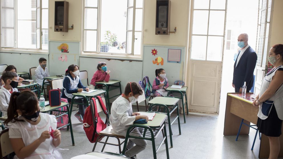 Larreta visitó una escuela en el reinicio de las clases presenciales.