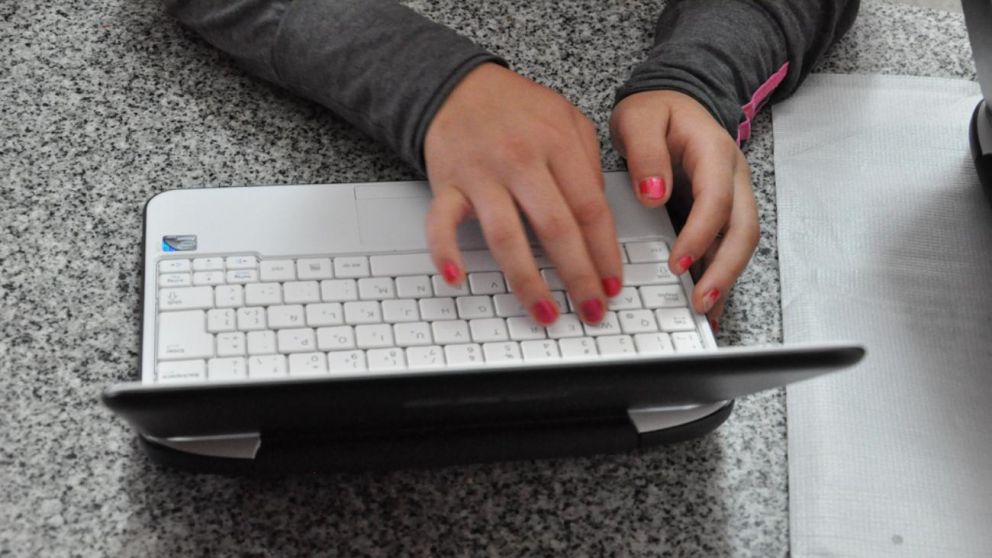 La mujer estafó a un hombre por medio de las redes sociales.