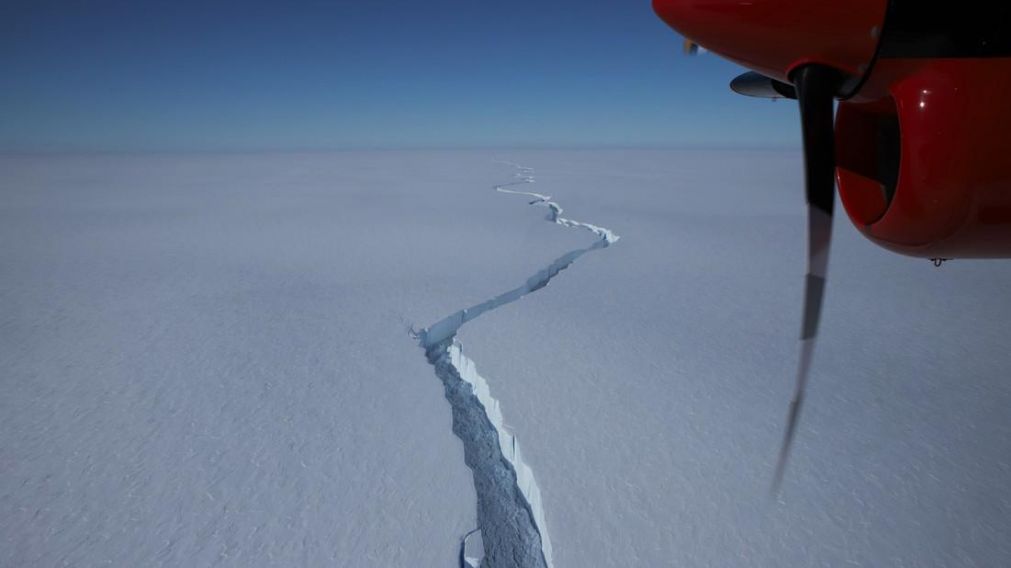 El gigantesco témpano se desprendió de barrera de hielo Brunt.